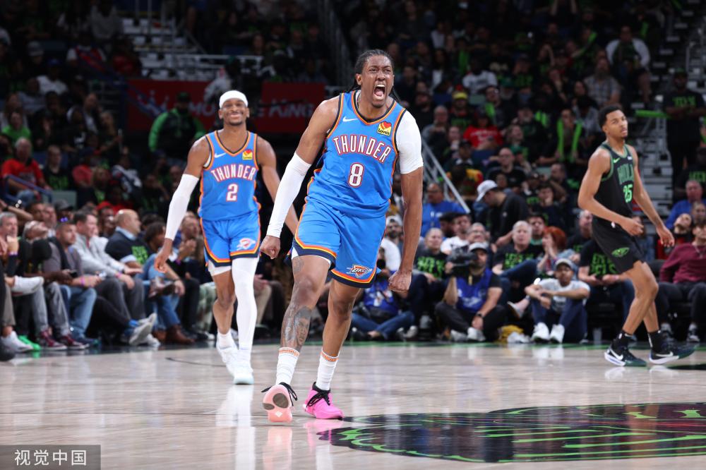 一个高举手 一个高举手